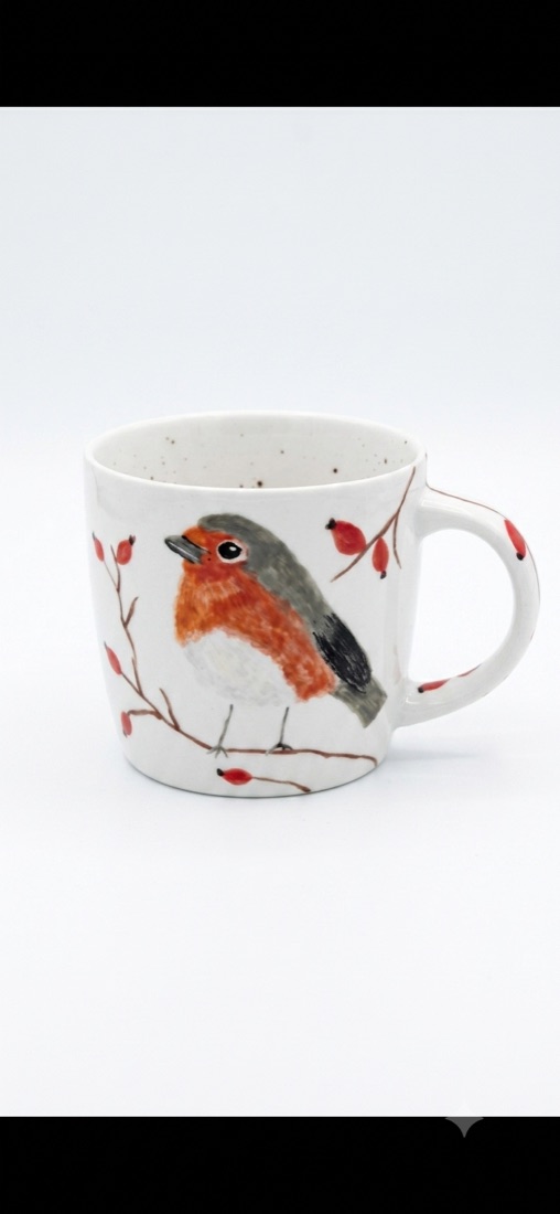 Glasierte Tasse mit Rotkehlchen und Beeren