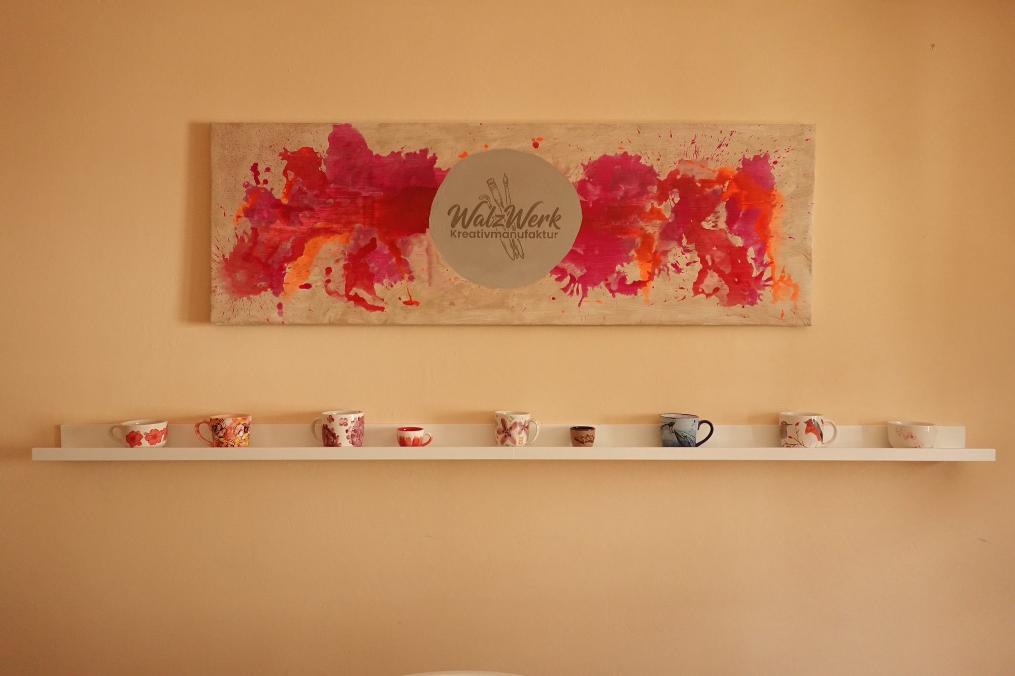 Kunstwerk und Tassen im Atelier